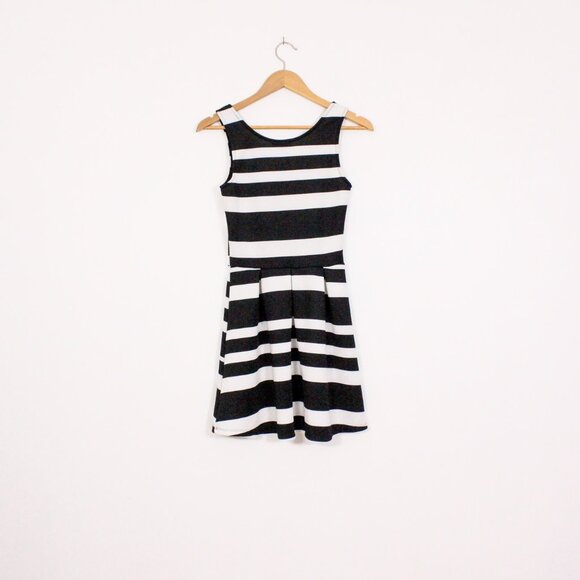 *UK2LA Black and White Striped Skater Circle Dress - Picture 6 of 6